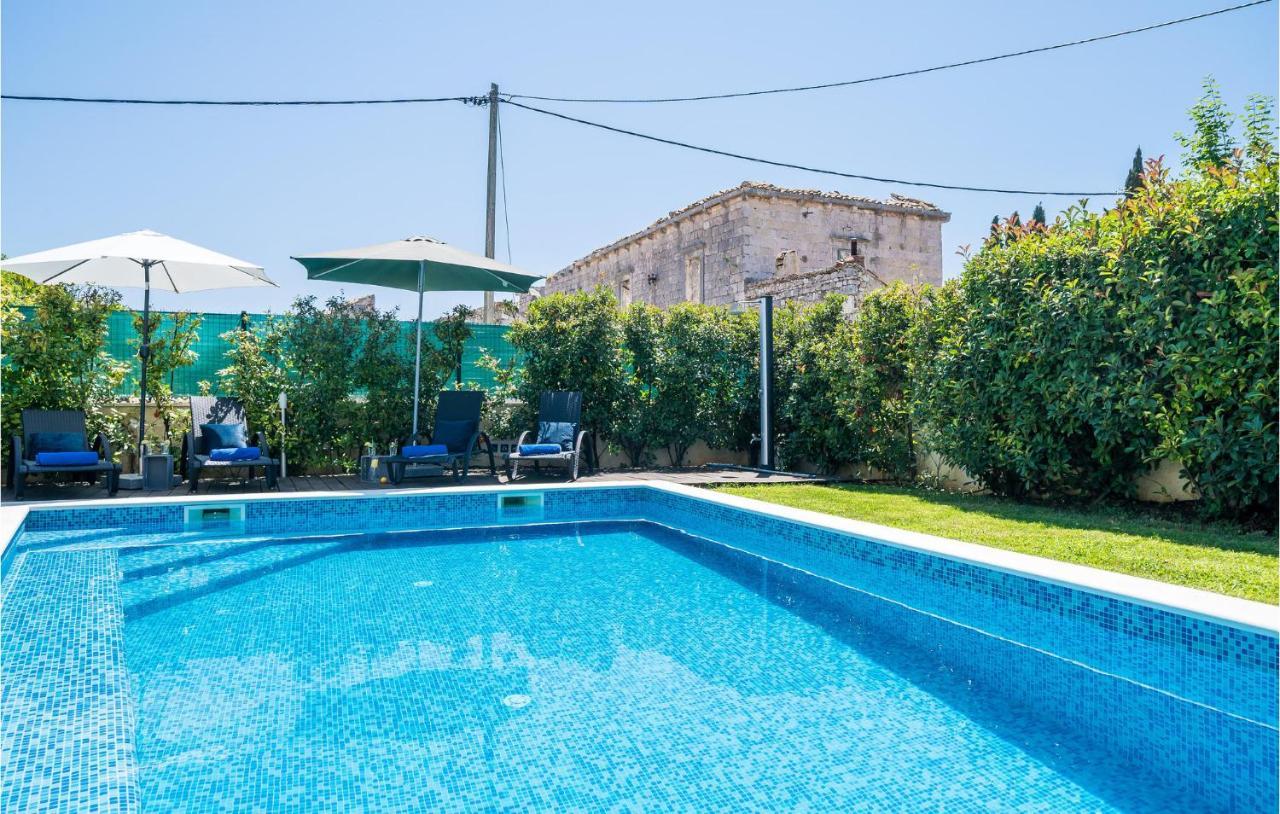 Holiday Bosanka With Outdoor Swimming Pool 287