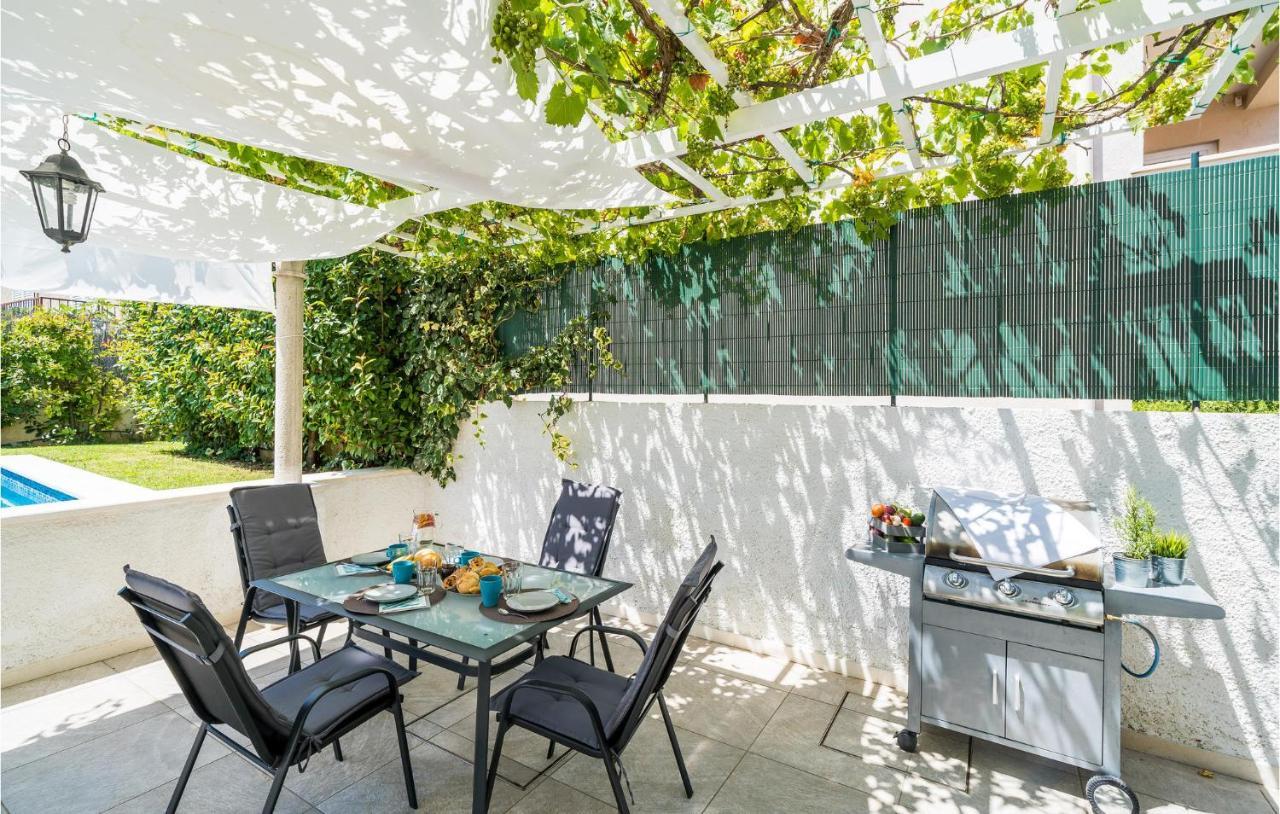 Holiday Bosanka With Outdoor Swimming Pool 287