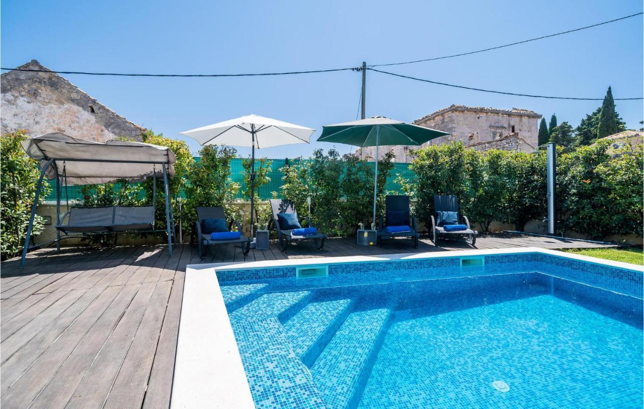 Holiday Bosanka With Outdoor Swimming Pool 287